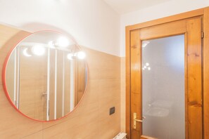 Apartment (1 Bedroom) | Badezimmer