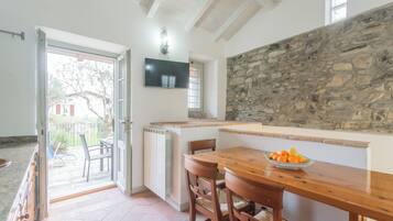 Apartment (1 Bedroom) | Wohnbereich | 32-Zoll-Fernseher mit Digitalempfang