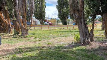 Lejlighed - udsigt til have | Overnatningsstedets område