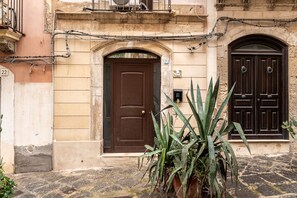 Exterior detail - La Naca by Wonderful Italy (Syracuse)