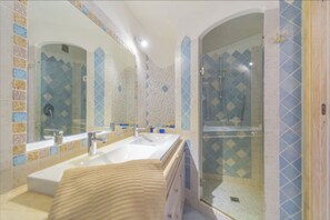Shower, bidet, towels, shampoo - Villa Piccolo Pevero, with pool and descent to the beach (Golfo Pevero)