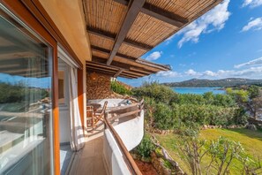 Terrace/patio - Villa Piccolo Pevero, with pool and descent to the beach (Golfo Pevero)