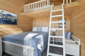 2 bedrooms, iron/ironing board, travel cot, WiFi - Modern Cabin and Bunkouse on Putman Lake. Sleeps 7 (Baldwin)
