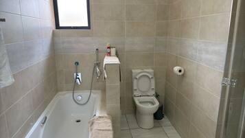 Deluxe Apartment | Bathroom