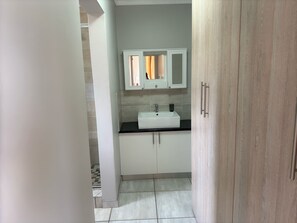 Bathroom - Kairos Guest House (Maseru)