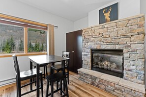 Dining - Modern Studio with Fireplace, Laundry, Shared Pool & Hot Tub (Keystone)