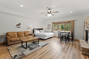 Smart TV, fireplace - Modern Studio with Fireplace, Laundry, Shared Pool & Hot Tub (Keystone)