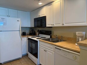 Frigorífico, microondas, horno y placa de cocina
