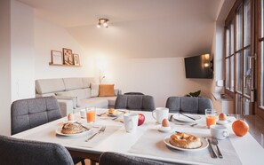 Familieleilighet, hageutsikt | Sengetøy av topp kvalitet, blendingsgardiner og strykejern/-brett