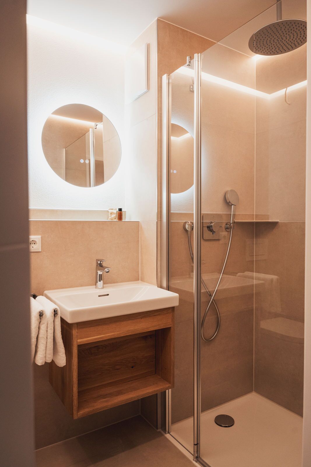 Familienapartment, Gartenblick | Badezimmer | Dusche, Regendusche, Haartrockner, Fußbodenheizung (Badezimmer)