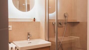 Familienapartment, Gartenblick | Badezimmer | Dusche, Regendusche, Haartrockner, Fußbodenheizung (Badezimmer)