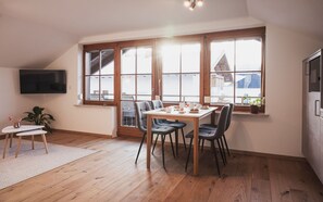 Familienapartment, Gartenblick | Wohnbereich | 43-Zoll-Flachbildfernseher mit Kabelempfang, Kinderspielzeug