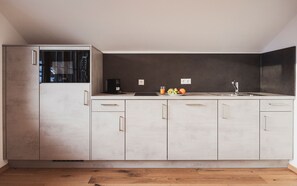 Apartament familiar, vistes al jardí | Cuina privada | Frigorífic gran, microones, forn i placa de cuina 