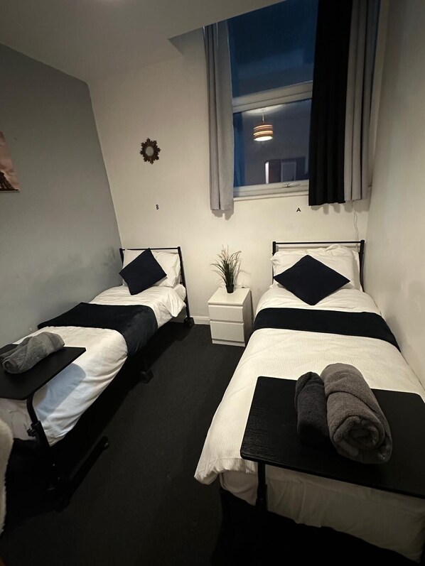 Room - Clean, Cozy and Comfortable space (Salford)