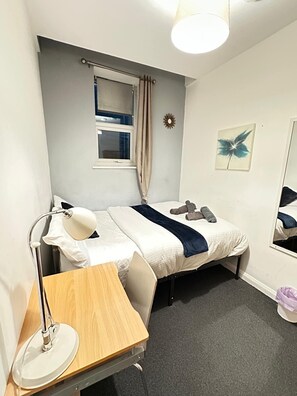 Room - Clean, Cozy and Comfortable space (Salford)