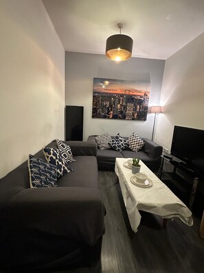 Living area - Clean, Cozy and Comfortable space (Salford)