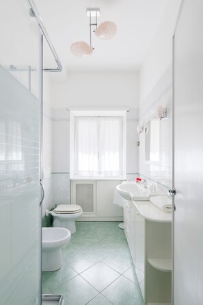 Bathroom - Vrbo Property (Roma)