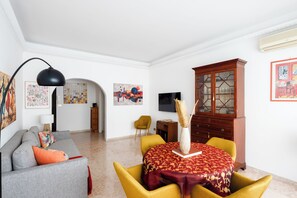 Living area - Vrbo Property (Roma)