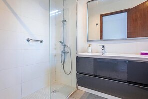 Douche, sèche-cheveux, serviettes fournies, savon