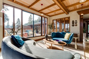 Living area - Lumbermill Modern - Zen Sanctuary near U of O (Eugene)