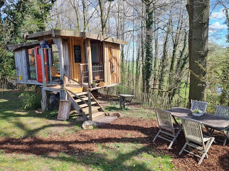 Outdoor dining. Bauwagen – Timeless Stay at Pepperhuis