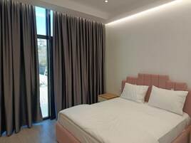 Habitación Confort doble, vistas al jardín | Escritorio y wifi gratis
