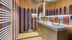 A modern bathroom with a shower, a sink, and a mirror. - Stunning Flat 2 Bedrooms Sleeps 6 Canal Saint-martin (Paris)