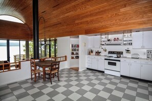 Frigorífico, microondas, placa de cocina y lavavajillas
