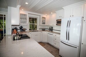 Fridge, microwave, stovetop, dishwasher - Winter Harbor Getaway (Wolfeboro)