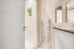 Hair dryer, towels, toilet paper - Penthouse with stunning views and great location! (London)