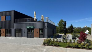 A modern building with a sign reading 'EASY BITE' and a gated entrance. - Easy Stay Næstved (Næstved)