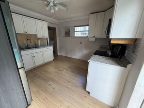 Private kitchen - Cozy 1-bedroom suite in beautiful Miami with AC and pool (Miami)