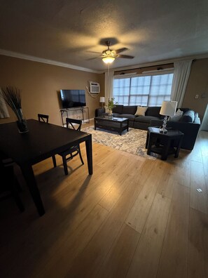 Interior - Cozy 1-bedroom suite in beautiful Miami with AC and pool (Miami)