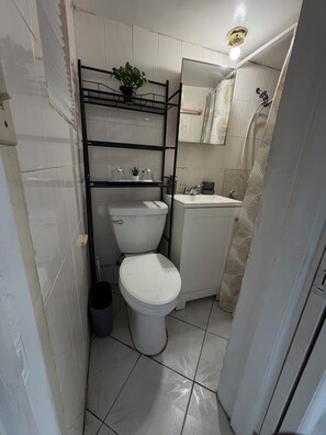 Een haardroger, handdoeken, zeep, toiletpapier