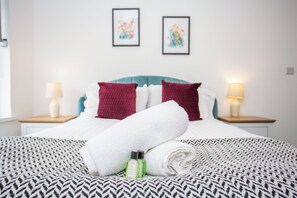 4 bedrooms, iron/ironing board, free WiFi, bed sheets - Massive 4 bedroom property, great transport links, free wifi (Seaham)