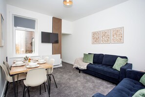 Smart TV - Massive 4 bedroom property, great transport links, free wifi (Seaham)