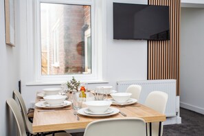 Dining - Massive 4 bedroom property, great transport links, free wifi (Seaham)