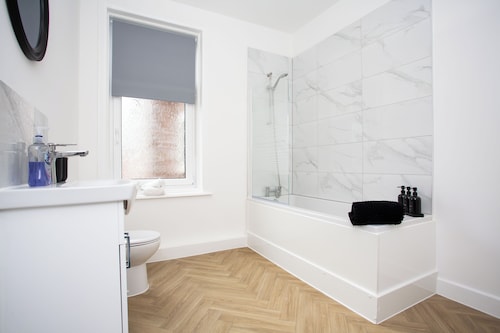 Massive 4 bedroom property, great transport links, free wifi