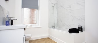 Massive 4 bedroom property, great transport links, free wifi