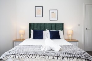 4 bedrooms, iron/ironing board, free WiFi, bed sheets - Massive 4 bedroom property, great transport links, free wifi (Seaham)