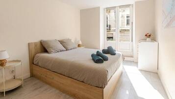Iron/ironing board, WiFi, bed sheets