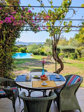 Outdoor dining - Vrbo Property (Grimaud)