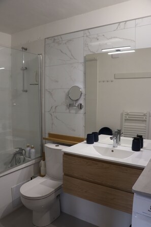 Bathroom - Vrbo Property (Senlis)