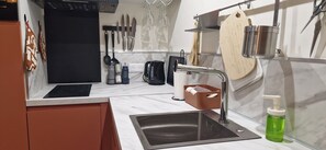 Kühlschrank, Mikrowelle, Herdplatte, Geschirrspüler