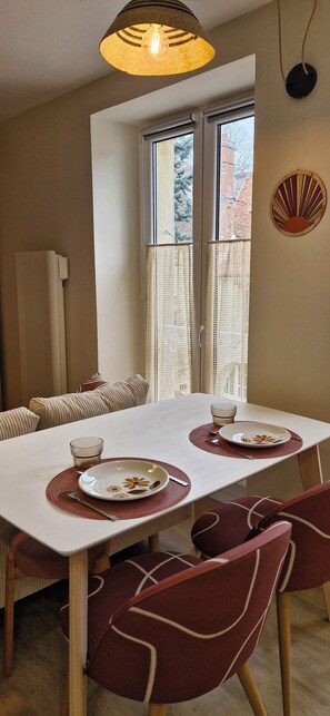 Dining - Vrbo Property (Senlis)
