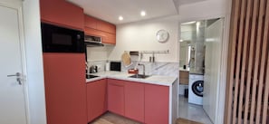 Réfrigérateur, micro-ondes, plaque de cuisson, lave-vaisselle