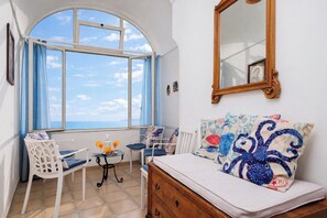 Traditional Apartment, Balcony, Sea View | Ruang tamu