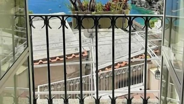 A balcony with a view of the sea and sky. - De Vivo Realty - La casa del Cavaliere (Positano)
