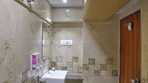 Un baño con ducha, lavabo e inodoro.