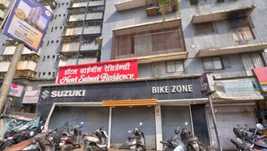 Un edificio con un cartel que dice 'Hotel Saint Residency' y un cartel de 'Zona de Bicicletas'.